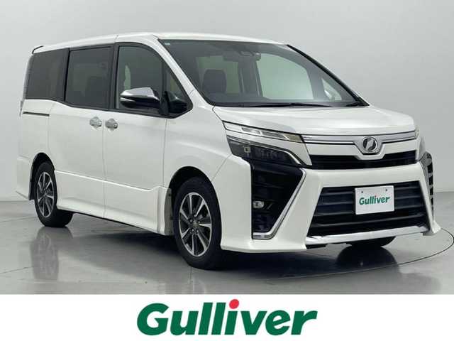 トヨタ ヴォクシー ZS 煌 熊本県 2018(平30)年 7.7万km ホワイトパールクリスタルシャイン 純正ナビNSZT-Y66T（ＣＤ・ＤＶＤ・フルセグ・ＳＤ・HDMI）/バックカメラ　/純正フリップダウンモニター　/社外前後ドライブレコーダー　/ビルトインＥＴＣ　/クルーズコントロール　/衝突軽減ブレーキ　/レーンキープアシスト/横滑り防止　/アイドリングストップ/純正フロアマット/純正16インチAW/オートライト/LEDヘッドライト/オートマチックハイビーム/フォグランプ/スマートキー/プッシュスタート/スペアキー1本/保証書/取扱説明書