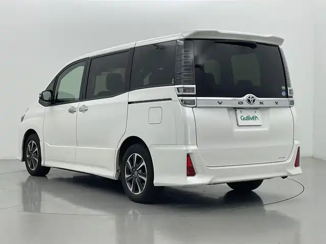 トヨタ ヴォクシー ZS 煌 熊本県 2018(平30)年 7.7万km ホワイトパールクリスタルシャイン 純正ナビNSZT-Y66T（ＣＤ・ＤＶＤ・フルセグ・ＳＤ・HDMI）/バックカメラ　/純正フリップダウンモニター　/社外前後ドライブレコーダー　/ビルトインＥＴＣ　/クルーズコントロール　/衝突軽減ブレーキ　/レーンキープアシスト/横滑り防止　/アイドリングストップ/純正フロアマット/純正16インチAW/オートライト/LEDヘッドライト/オートマチックハイビーム/フォグランプ/スマートキー/プッシュスタート/スペアキー1本/保証書/取扱説明書