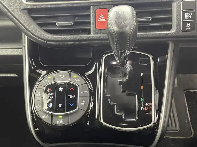 トヨタ ヴォクシー ZS 煌 熊本県 2018(平30)年 7.7万km ホワイトパールクリスタルシャイン 純正ナビNSZT-Y66T（ＣＤ・ＤＶＤ・フルセグ・ＳＤ・HDMI）/バックカメラ　/純正フリップダウンモニター　/社外前後ドライブレコーダー　/ビルトインＥＴＣ　/クルーズコントロール　/衝突軽減ブレーキ　/レーンキープアシスト/横滑り防止　/アイドリングストップ/純正フロアマット/純正16インチAW/オートライト/LEDヘッドライト/オートマチックハイビーム/フォグランプ/スマートキー/プッシュスタート/スペアキー1本/保証書/取扱説明書