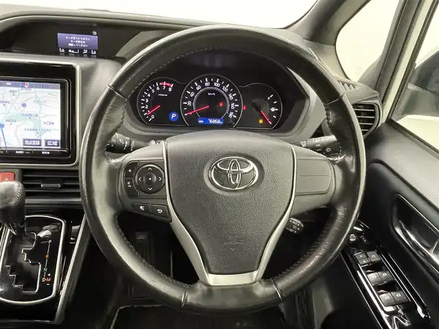 トヨタ ヴォクシー ZS 煌 熊本県 2018(平30)年 7.7万km ホワイトパールクリスタルシャイン 純正ナビNSZT-Y66T（ＣＤ・ＤＶＤ・フルセグ・ＳＤ・HDMI）/バックカメラ　/純正フリップダウンモニター　/社外前後ドライブレコーダー　/ビルトインＥＴＣ　/クルーズコントロール　/衝突軽減ブレーキ　/レーンキープアシスト/横滑り防止　/アイドリングストップ/純正フロアマット/純正16インチAW/オートライト/LEDヘッドライト/オートマチックハイビーム/フォグランプ/スマートキー/プッシュスタート/スペアキー1本/保証書/取扱説明書