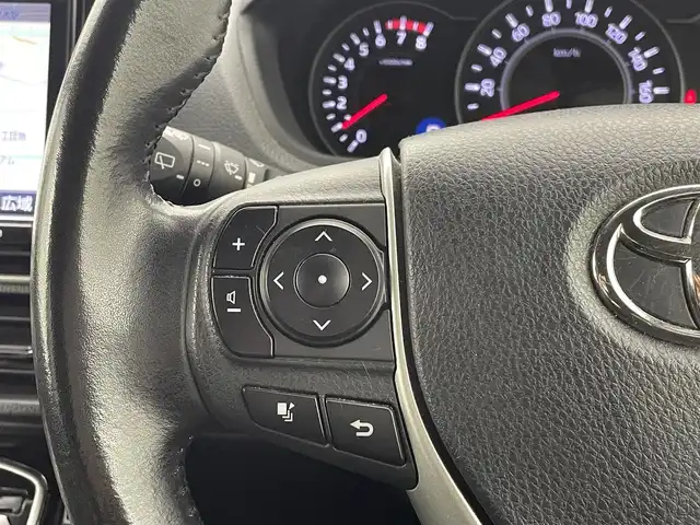 トヨタ ヴォクシー ZS 煌 熊本県 2018(平30)年 7.7万km ホワイトパールクリスタルシャイン 純正ナビNSZT-Y66T（ＣＤ・ＤＶＤ・フルセグ・ＳＤ・HDMI）/バックカメラ　/純正フリップダウンモニター　/社外前後ドライブレコーダー　/ビルトインＥＴＣ　/クルーズコントロール　/衝突軽減ブレーキ　/レーンキープアシスト/横滑り防止　/アイドリングストップ/純正フロアマット/純正16インチAW/オートライト/LEDヘッドライト/オートマチックハイビーム/フォグランプ/スマートキー/プッシュスタート/スペアキー1本/保証書/取扱説明書