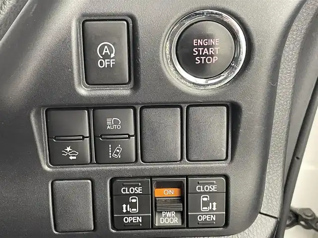 トヨタ ヴォクシー ZS 煌 熊本県 2018(平30)年 7.7万km ホワイトパールクリスタルシャイン 純正ナビNSZT-Y66T（ＣＤ・ＤＶＤ・フルセグ・ＳＤ・HDMI）/バックカメラ　/純正フリップダウンモニター　/社外前後ドライブレコーダー　/ビルトインＥＴＣ　/クルーズコントロール　/衝突軽減ブレーキ　/レーンキープアシスト/横滑り防止　/アイドリングストップ/純正フロアマット/純正16インチAW/オートライト/LEDヘッドライト/オートマチックハイビーム/フォグランプ/スマートキー/プッシュスタート/スペアキー1本/保証書/取扱説明書