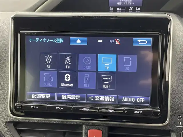 トヨタ ヴォクシー ZS 煌 熊本県 2018(平30)年 7.7万km ホワイトパールクリスタルシャイン 純正ナビNSZT-Y66T（ＣＤ・ＤＶＤ・フルセグ・ＳＤ・HDMI）/バックカメラ　/純正フリップダウンモニター　/社外前後ドライブレコーダー　/ビルトインＥＴＣ　/クルーズコントロール　/衝突軽減ブレーキ　/レーンキープアシスト/横滑り防止　/アイドリングストップ/純正フロアマット/純正16インチAW/オートライト/LEDヘッドライト/オートマチックハイビーム/フォグランプ/スマートキー/プッシュスタート/スペアキー1本/保証書/取扱説明書