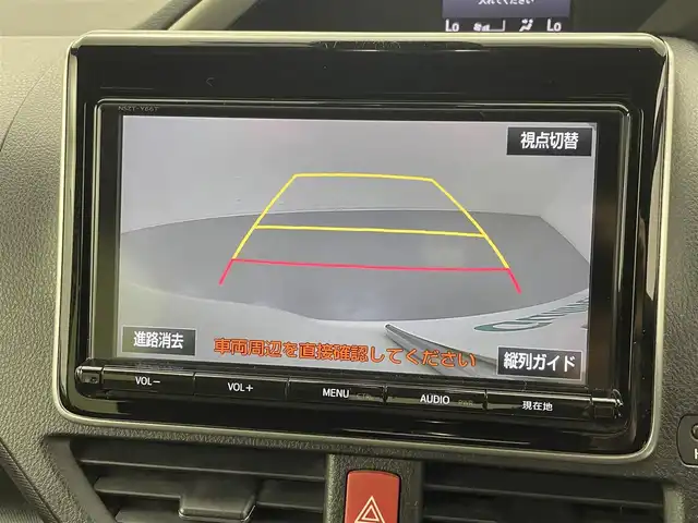 トヨタ ヴォクシー ZS 煌 熊本県 2018(平30)年 7.7万km ホワイトパールクリスタルシャイン 純正ナビNSZT-Y66T（ＣＤ・ＤＶＤ・フルセグ・ＳＤ・HDMI）/バックカメラ　/純正フリップダウンモニター　/社外前後ドライブレコーダー　/ビルトインＥＴＣ　/クルーズコントロール　/衝突軽減ブレーキ　/レーンキープアシスト/横滑り防止　/アイドリングストップ/純正フロアマット/純正16インチAW/オートライト/LEDヘッドライト/オートマチックハイビーム/フォグランプ/スマートキー/プッシュスタート/スペアキー1本/保証書/取扱説明書