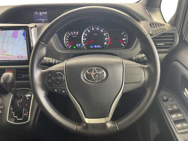 トヨタ ヴォクシー ZS 愛知県 2015(平27)年 4.7万km ブラック 社外SDナビ　（Bluetooth/TV/CD/DVD)/パワースライドドア/バックカメラ・バックモニター/スマートキー/ETC/オートライト/横滑り防止措置　/盗難防止装置/純正アルミホイール