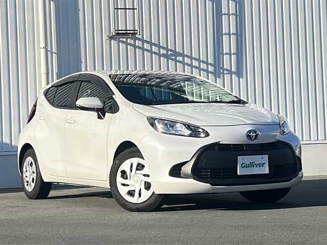 トヨタ アクア X 三重県 2022(令4)年 4.1万km プラチナホワイトパールマイカ 純正ディスプレイオーディオ/Bluetooth、Miracast/プリクラッシュセーフティ/レーントレーシングアラート/パーキングサポートブレーキ/ロードサインアシスト/クリアランスソナー/オートマチックハイビーム/ビルトインETC/バックカメラ/スマートキー/プッシュスタート/オートライト/LEDヘッドライト/フロアマット/ドアバイザー/禁煙車