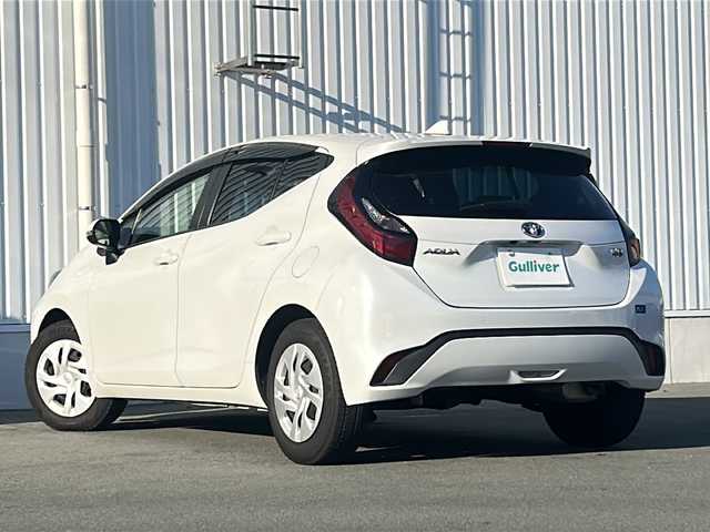 トヨタ アクア X 三重県 2022(令4)年 4.1万km プラチナホワイトパールマイカ 純正ディスプレイオーディオ/Bluetooth、Miracast/プリクラッシュセーフティ/レーントレーシングアラート/パーキングサポートブレーキ/ロードサインアシスト/クリアランスソナー/オートマチックハイビーム/ビルトインETC/バックカメラ/スマートキー/プッシュスタート/オートライト/LEDヘッドライト/フロアマット/ドアバイザー/禁煙車