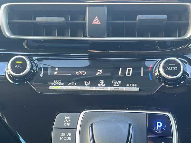 トヨタ アクア X 三重県 2022(令4)年 4.1万km プラチナホワイトパールマイカ 純正ディスプレイオーディオ/Bluetooth、Miracast/プリクラッシュセーフティ/レーントレーシングアラート/パーキングサポートブレーキ/ロードサインアシスト/クリアランスソナー/オートマチックハイビーム/ビルトインETC/バックカメラ/スマートキー/プッシュスタート/オートライト/LEDヘッドライト/フロアマット/ドアバイザー/禁煙車