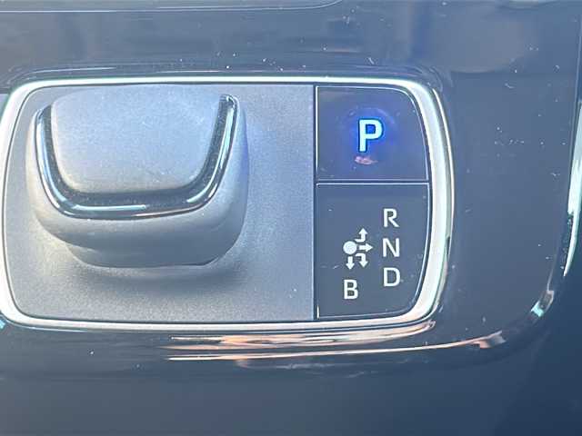 トヨタ アクア X 三重県 2022(令4)年 4.1万km プラチナホワイトパールマイカ 純正ディスプレイオーディオ/Bluetooth、Miracast/プリクラッシュセーフティ/レーントレーシングアラート/パーキングサポートブレーキ/ロードサインアシスト/クリアランスソナー/オートマチックハイビーム/ビルトインETC/バックカメラ/スマートキー/プッシュスタート/オートライト/LEDヘッドライト/フロアマット/ドアバイザー/禁煙車