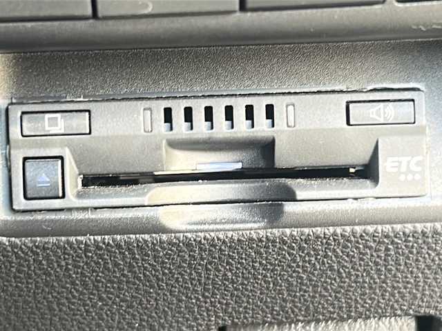 トヨタ アクア X 三重県 2022(令4)年 4.1万km プラチナホワイトパールマイカ 純正ディスプレイオーディオ/Bluetooth、Miracast/プリクラッシュセーフティ/レーントレーシングアラート/パーキングサポートブレーキ/ロードサインアシスト/クリアランスソナー/オートマチックハイビーム/ビルトインETC/バックカメラ/スマートキー/プッシュスタート/オートライト/LEDヘッドライト/フロアマット/ドアバイザー/禁煙車