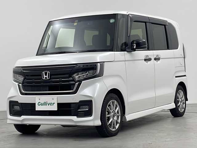 ホンダ Ｎ ＢＯＸ カスタム L スタイル+ブラック 三重県 2022(令4)年 2.1万km プラチナホワイトパール 禁煙車/ホンダセンシング/●衝突軽減ブレーキ（CMBS）/●誤発進抑制機能/●歩行者事故低減ステアリング/●路外逸脱抑制機能/●渋滞追従機能付アダプティブクルーズコントロール（ACC）/●車線維持支援システム（LKAS）/●先行車発進お知らせ機能/●標識認識機能/●後方誤発進抑制機能/●オートハイビーム/純正８型ナビ（vxu-227nbi）/・フルセグ/・CD/DVD/・SD音楽録音/・Bluetooth/・SD音楽録音/バックカメラ/革巻きステアリング/シートヒーター/LEDへっどらいと/電動パーキングブレーキ/ブレーキホールド/純正14インチアルミホイール