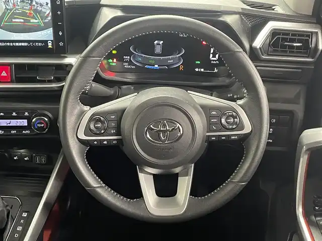 トヨタ ライズ Z 愛知県 2022(令4)年 4.1万km ブラックマイカメタリック/シャイニングホワイトパール ハイブリッド/FF/フロアCVT/純正 9インチディスプレイオーディオ/（FM/AM/TV/Bluetooth/USB/iPod/HDMI/CarPlay/AndroidAuto）/【OP】パノラミックビューモニター/TRDエアロキット（F/S/R下）/ドライブレコーダー 前後/ETC/スマートアシスト/・衝突警報機能/・衝突回避支援ブレーキ/・車線逸脱警報機能/・ふらつき警報/・レーンキープコントロール［LKC］/・アダプティブクルーズコントロール/・コーナーセンサー（前後）/・標識表示機能/・先行車発進お知らせ機能/・【OP】ブラインドスポットモニター[BSM]＋リヤクロストラフィックアラート［RCTA］/装備/・シートヒーター（D/N）/・オートエアコン/・プッシュスタート/・オートライト/・LEDヘッドランプ＋クリアランスランプ/・前後フォグランプ/・ステアリングスイッチ/・電子パーキングブレーキ/・ブレーキホールド/・電動格納ドアミラー/・パワーステアリング/パワーウインドウ/・純正17inAW/・保/取/ナビ取/・予備スマートキーx1