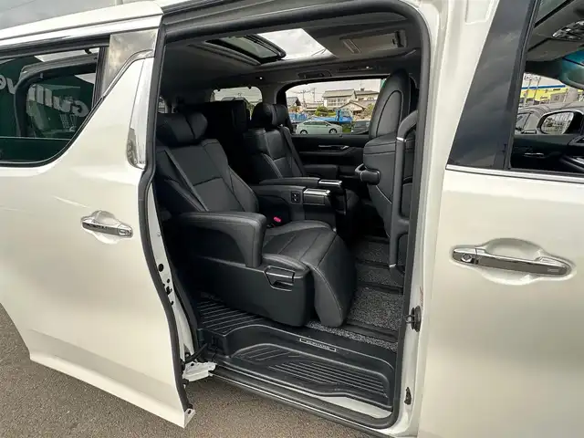 トヨタ アルファード S Cパッケージ 宮城県 2022(令4)年 1.9万km ホワイトパールクリスタルシャイン ツインムーンルーフ/デジタルインナーミラー/ブラインドスポットモニター/パーキングサポートブレーキ（後方接近車両）/スペアタイヤ/＝＝＝/セーフティセンス/・プリクラッシュセーフティ/・レーントレーシングアシスト/・ロードサインアシスト/・アダプティブハイビームシステム/・レーダークルーズコントロール（全車速追従機能付）/パーキングサポートブレーキ（前後方静止物）/純正12インチフリップダウンモニター/9インチディスプレイオーディオ/・ナビ機能付/・CD/DVDデッキ/・Bluetooth/バックカメラ/ビルトインETC/AC100V/100Wコンセント/パワーバックドア/両側パワースライドドア/合皮シート/シートヒーター/ベンチレーション/パワーシート（運転席メモリー機能付）/ウッドコンビステアリング/ステアリングヒーター/電動パーキングブレーキ/ブレーキホールド/3眼LEDヘッドランプ/スマートキー＆プッシュスタート/純正18インチAW/フロアマット/W/サイド/カーテンエアバッグ
