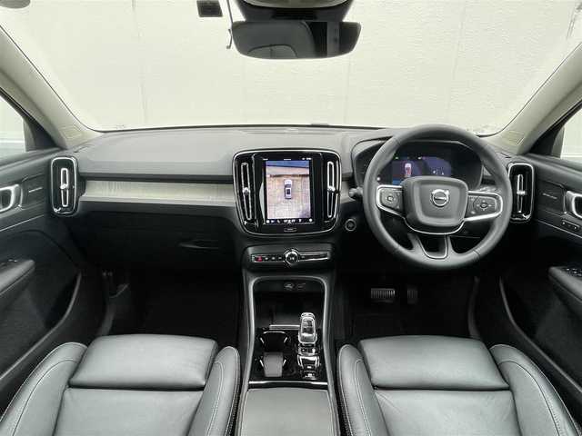 ボルボ ボルボ ＸＣ４０ アルティメット B4 AWD 東京都 2023(令5)年 1.4万km グレー メーカー純正ナビ（Google搭載）/ワイヤレススマートホンチャージ/運転席/助手席パワーシート/純正フロアマット/ステアリングヒーター/全席シートヒーター/クリスタルシフトノブ/黒革シート/アンビエントライト/360度全方位カメラ/バックカメラ/アダプティブ・クルーズコントロール/インタークーラー付きターボチャージャー/パワーテールゲート/オートハイビーム/ピクセルLEDライト/ルーフレール/純正19インチAW/純正トノカバー/ETC2.0