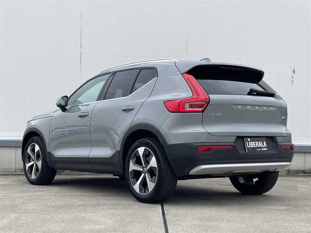 ボルボ ボルボ ＸＣ４０ アルティメット B4 AWD 東京都 2023(令5)年 1.4万km グレー メーカー純正ナビ（Google搭載）/ワイヤレススマートホンチャージ/運転席/助手席パワーシート/純正フロアマット/ステアリングヒーター/全席シートヒーター/クリスタルシフトノブ/黒革シート/アンビエントライト/360度全方位カメラ/バックカメラ/アダプティブ・クルーズコントロール/インタークーラー付きターボチャージャー/パワーテールゲート/オートハイビーム/ピクセルLEDライト/ルーフレール/純正19インチAW/純正トノカバー/ETC2.0