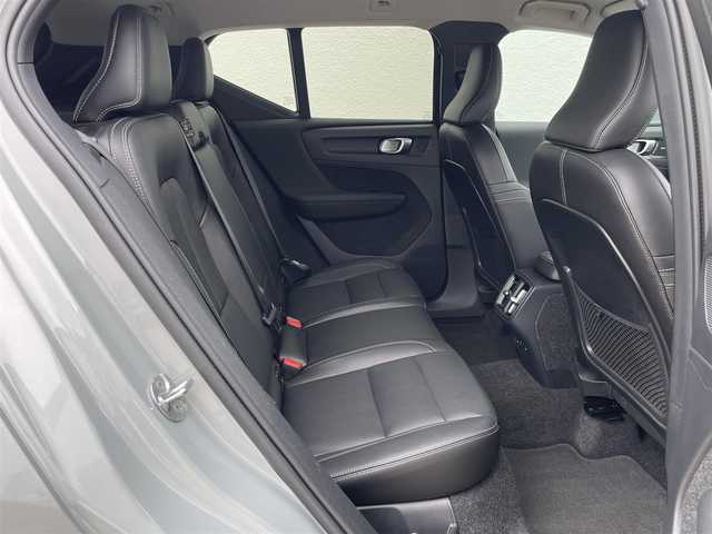 ボルボ ボルボ ＸＣ４０ アルティメット B4 AWD 東京都 2023(令5)年 1.4万km グレー メーカー純正ナビ（Google搭載）/ワイヤレススマートホンチャージ/運転席/助手席パワーシート/純正フロアマット/ステアリングヒーター/全席シートヒーター/クリスタルシフトノブ/黒革シート/アンビエントライト/360度全方位カメラ/バックカメラ/アダプティブ・クルーズコントロール/インタークーラー付きターボチャージャー/パワーテールゲート/オートハイビーム/ピクセルLEDライト/ルーフレール/純正19インチAW/純正トノカバー/ETC2.0