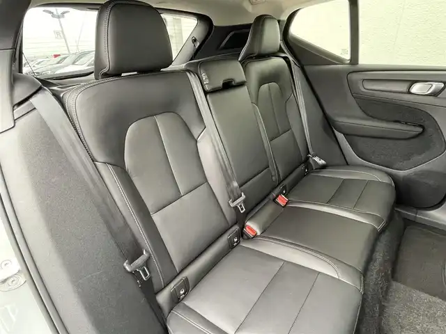 ボルボ ボルボ ＸＣ４０ アルティメット B4 AWD 東京都 2023(令5)年 1.4万km グレー メーカー純正ナビ（Google搭載）/ワイヤレススマートホンチャージ/運転席/助手席パワーシート/純正フロアマット/ステアリングヒーター/全席シートヒーター/クリスタルシフトノブ/黒革シート/アンビエントライト/360度全方位カメラ/バックカメラ/アダプティブ・クルーズコントロール/インタークーラー付きターボチャージャー/パワーテールゲート/オートハイビーム/ピクセルLEDライト/ルーフレール/純正19インチAW/純正トノカバー/ETC2.0