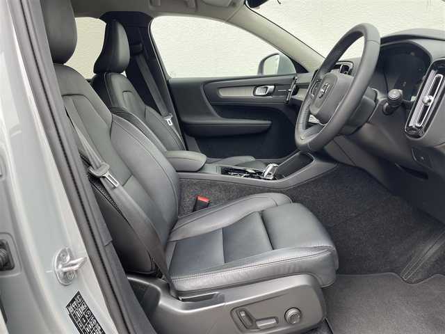 ボルボ ボルボ ＸＣ４０ アルティメット B4 AWD 東京都 2023(令5)年 1.4万km グレー メーカー純正ナビ（Google搭載）/ワイヤレススマートホンチャージ/運転席/助手席パワーシート/純正フロアマット/ステアリングヒーター/全席シートヒーター/クリスタルシフトノブ/黒革シート/アンビエントライト/360度全方位カメラ/バックカメラ/アダプティブ・クルーズコントロール/インタークーラー付きターボチャージャー/パワーテールゲート/オートハイビーム/ピクセルLEDライト/ルーフレール/純正19インチAW/純正トノカバー/ETC2.0