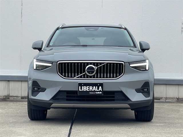 ボルボ ボルボ ＸＣ４０ アルティメット B4 AWD 東京都 2023(令5)年 1.4万km グレー メーカー純正ナビ（Google搭載）/ワイヤレススマートホンチャージ/運転席/助手席パワーシート/純正フロアマット/ステアリングヒーター/全席シートヒーター/クリスタルシフトノブ/黒革シート/アンビエントライト/360度全方位カメラ/バックカメラ/アダプティブ・クルーズコントロール/インタークーラー付きターボチャージャー/パワーテールゲート/オートハイビーム/ピクセルLEDライト/ルーフレール/純正19インチAW/純正トノカバー/ETC2.0