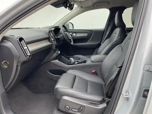 ボルボ ボルボ ＸＣ４０ アルティメット B4 AWD 東京都 2023(令5)年 1.4万km グレー メーカー純正ナビ（Google搭載）/ワイヤレススマートホンチャージ/運転席/助手席パワーシート/純正フロアマット/ステアリングヒーター/全席シートヒーター/クリスタルシフトノブ/黒革シート/アンビエントライト/360度全方位カメラ/バックカメラ/アダプティブ・クルーズコントロール/インタークーラー付きターボチャージャー/パワーテールゲート/オートハイビーム/ピクセルLEDライト/ルーフレール/純正19インチAW/純正トノカバー/ETC2.0