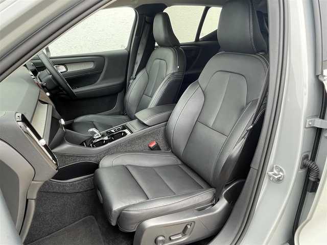 ボルボ ボルボ ＸＣ４０ アルティメット B4 AWD 東京都 2023(令5)年 1.4万km グレー メーカー純正ナビ（Google搭載）/ワイヤレススマートホンチャージ/運転席/助手席パワーシート/純正フロアマット/ステアリングヒーター/全席シートヒーター/クリスタルシフトノブ/黒革シート/アンビエントライト/360度全方位カメラ/バックカメラ/アダプティブ・クルーズコントロール/インタークーラー付きターボチャージャー/パワーテールゲート/オートハイビーム/ピクセルLEDライト/ルーフレール/純正19インチAW/純正トノカバー/ETC2.0