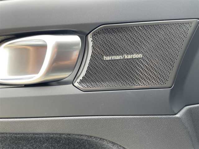 ボルボ ボルボ ＸＣ４０ アルティメット B4 AWD 東京都 2023(令5)年 1.4万km グレー メーカー純正ナビ（Google搭載）/ワイヤレススマートホンチャージ/運転席/助手席パワーシート/純正フロアマット/ステアリングヒーター/全席シートヒーター/クリスタルシフトノブ/黒革シート/アンビエントライト/360度全方位カメラ/バックカメラ/アダプティブ・クルーズコントロール/インタークーラー付きターボチャージャー/パワーテールゲート/オートハイビーム/ピクセルLEDライト/ルーフレール/純正19インチAW/純正トノカバー/ETC2.0