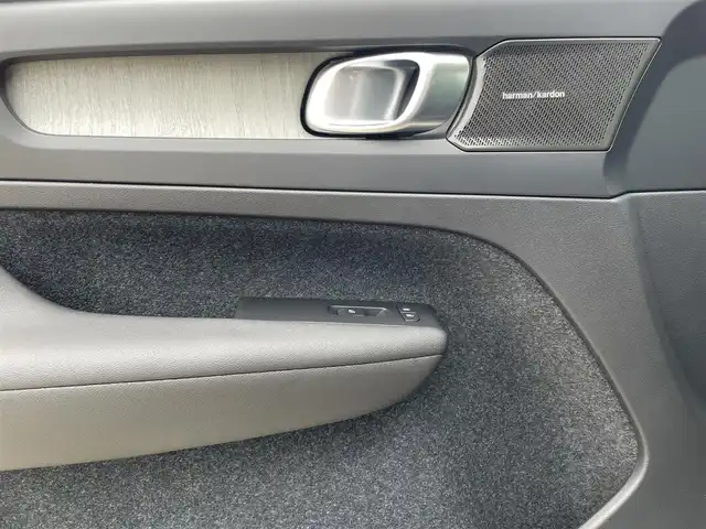 ボルボ ボルボ ＸＣ４０ アルティメット B4 AWD 東京都 2023(令5)年 1.4万km グレー メーカー純正ナビ（Google搭載）/ワイヤレススマートホンチャージ/運転席/助手席パワーシート/純正フロアマット/ステアリングヒーター/全席シートヒーター/クリスタルシフトノブ/黒革シート/アンビエントライト/360度全方位カメラ/バックカメラ/アダプティブ・クルーズコントロール/インタークーラー付きターボチャージャー/パワーテールゲート/オートハイビーム/ピクセルLEDライト/ルーフレール/純正19インチAW/純正トノカバー/ETC2.0