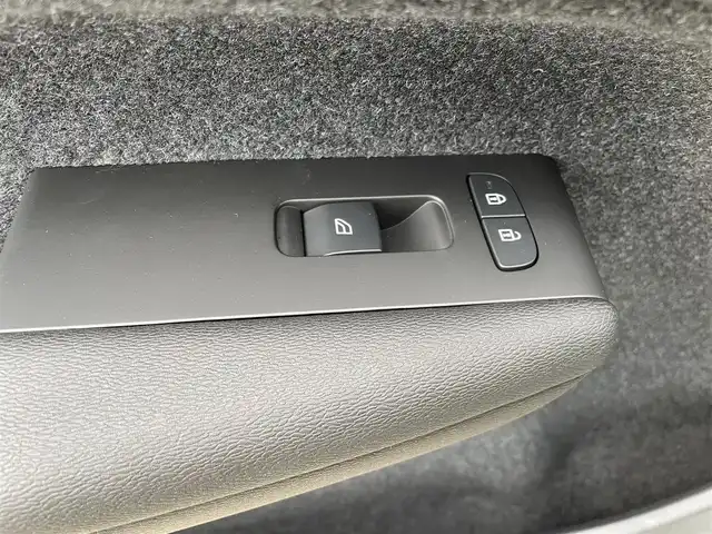 ボルボ ボルボ ＸＣ４０ アルティメット B4 AWD 東京都 2023(令5)年 1.4万km グレー メーカー純正ナビ（Google搭載）/ワイヤレススマートホンチャージ/運転席/助手席パワーシート/純正フロアマット/ステアリングヒーター/全席シートヒーター/クリスタルシフトノブ/黒革シート/アンビエントライト/360度全方位カメラ/バックカメラ/アダプティブ・クルーズコントロール/インタークーラー付きターボチャージャー/パワーテールゲート/オートハイビーム/ピクセルLEDライト/ルーフレール/純正19インチAW/純正トノカバー/ETC2.0
