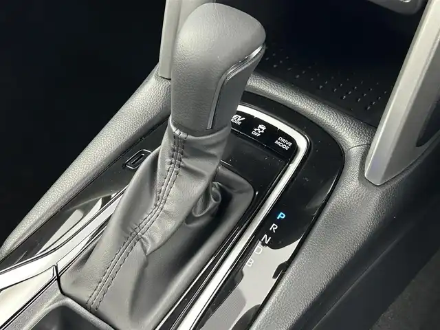 トヨタ カローラ クロス ハイブリッド Z 大阪府 2025(令7)年 0.1万km未満 プラチナホワイトパールマイカ トヨタセーフティセンス/　・プリクラッシュセーフティ/　・レーントレーシングアシスト/　・オートマチックハイビーム/　・レーダークルーズコントロール/純正ディスプレイオーディオ/　BT/フルセグTV/AppleCarPlay/パノラミックビューモニター/バックカメラ/パワーバックドア/LEDオートライト/フォグランプ/ハーフレザーシート/パワーシート/シートヒーター/純正18インチアルミホイール/クリアランスソナー/スマートキー/ETC2.0