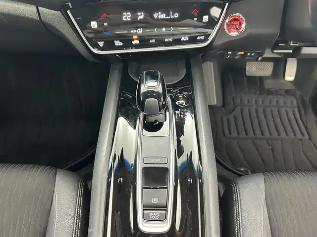 ホンダ ヴェゼル ハイブリッド Z ホンダセンシング 熊本県 2019(令1)年 5.1万km クリスタルブラックパール 純正SDナビ/・DVD再生機能有/・Bluetooth接続/・フルセグTV/・HDMI/バックカメラ/ビルトインETC/純正前後ドライブレコーダー/ホンダセンシング/・衝突軽減ブレーキ/・アダプティブクルーズコントロール/・先行車発進お知らせ機能/・路外逸脱抑制システム/・レーンキープアシストシステム/・標識認識機能/・レーダークルーズコントロール/横滑り防止/アイドリングストップ/ハーフレザーシート/前席シートヒーター/純正フロアマット/ルーフレール/オートライト/純正LEDライト/純正17インチアルミホイール/ドアバイザー/ウィンカーミラー/スマートキー/プッシュスタート/保証書/取扱説明書