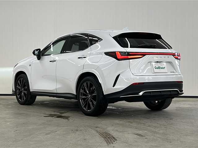 レクサス ＮＸ 350h Fスポーツ 長崎県 2022(令4)年 6.6万km ホワイトノーヴァガラスフレーク Lexus Safety System ＋/・プリクラッシュセーフティ/・レーダークルーズコントロール/・発進遅れ告知機能/・フロントクロストラフィックアラート/・ドライバー異常時対応システム/・レーンチェンジアシスト/・オートハイビーム/・アダプティブハイビームシステム/Fスポーツ専用白黒ツートンレザーシート/シートメモリ付パワーシート/純正14インチディスプレイオーディオ/・AM/FM/フルセグTV/BTオーディオ/CarPlay/デジタルインナーミラー/ブラインドスポットモニター/電子制御パーキング/オートホールド/おくだけ充電/パドルシフト/前席シートベンチレーション/ステアリングヒーター/パワーバックドア/ETC2.0/前後ドライブレコーダー/純正20インチAW/LEDヘッドライト/保証書/取扱説明書/スペアキー