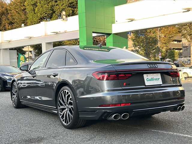 アウディ Ｓ８ 東京都 2022(令4)年 2.9万km デイトナグレーパールエフェクト 新車時保証書 整備記録簿/取扱説明書 /コンフォートパッケージ/AUDIプレセンス/AUDIアクティブレーンアシスト/アダプティブクルーズコントロール/純正ナビ/フルセグTV/BT/USB/AppleCarplay/全方位カメラ ETC2.0/全席シートヒーター/前席エアシート/全席パワーシート/LEDライト/オートライト/サンルーフ レザーシート/スマートキー×2/パドルシフト付革巻きハンドル/コーナーセンサー/MMI タッチレスポンス/純正21インチアルミ