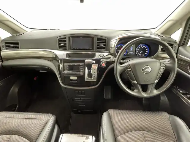 日産 エルグランド 250ハイウェイスターS 熊本県 2018(平30)年 3万km ブリリアントホワイトパール 社外ナビAVN133MRC（ＣＤ・ワンセグ・AM・FM）/バックカメラ　/社外前方ドライブレコーダー　/ビルトインＥＴＣ　/両側パワースライドドア　/クルーズコントロール　/横滑り防止　/助手席・2列目オットマン　/社外フロアマット　/純正１８インチＡＷ/ハーフレザーシート/オートライト/LEDヘッドライト/フォグランプ/スマートキー/プッシュスタート