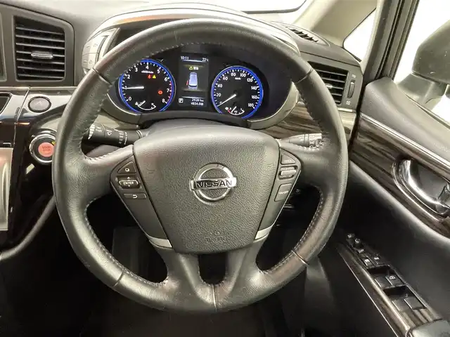 日産 エルグランド 250ハイウェイスターS 熊本県 2018(平30)年 3万km ブリリアントホワイトパール 社外ナビAVN133MRC（ＣＤ・ワンセグ・AM・FM）/バックカメラ　/社外前方ドライブレコーダー　/ビルトインＥＴＣ　/両側パワースライドドア　/クルーズコントロール　/横滑り防止　/助手席・2列目オットマン　/社外フロアマット　/純正１８インチＡＷ/ハーフレザーシート/オートライト/LEDヘッドライト/フォグランプ/スマートキー/プッシュスタート
