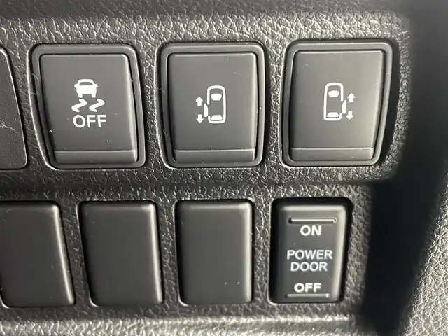 日産 エルグランド 250ハイウェイスターS 熊本県 2018(平30)年 3万km ブリリアントホワイトパール 社外ナビAVN133MRC（ＣＤ・ワンセグ・AM・FM）/バックカメラ　/社外前方ドライブレコーダー　/ビルトインＥＴＣ　/両側パワースライドドア　/クルーズコントロール　/横滑り防止　/助手席・2列目オットマン　/社外フロアマット　/純正１８インチＡＷ/ハーフレザーシート/オートライト/LEDヘッドライト/フォグランプ/スマートキー/プッシュスタート