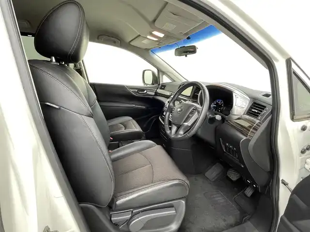 日産 エルグランド 250ハイウェイスターS 熊本県 2018(平30)年 3万km ブリリアントホワイトパール 社外ナビAVN133MRC（ＣＤ・ワンセグ・AM・FM）/バックカメラ　/社外前方ドライブレコーダー　/ビルトインＥＴＣ　/両側パワースライドドア　/クルーズコントロール　/横滑り防止　/助手席・2列目オットマン　/社外フロアマット　/純正１８インチＡＷ/ハーフレザーシート/オートライト/LEDヘッドライト/フォグランプ/スマートキー/プッシュスタート