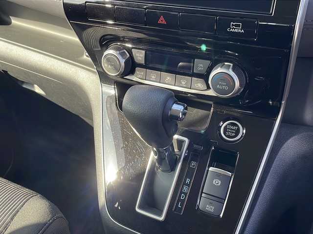 日産 セレナ ハイウェイスター V 徳島県 2022(令4)年 4.5万km ブリリアントホワイトパール 純正10型ナビ　MM521D-L/（BT/フルセグ/DISC/ラジオ）/プロパイロット/アラウンドビューカメラ/両側電動スライドドア/オートブレーキホールド/自動パーキングブレーキ/サンシェード/前後コーナーセンサー/LEDヘッドライト/アイドリングストップ/プッシュスタート/スマートキー/純正フロアマット/フォグライト/ドアバイザー/純正16インチアルミホイール