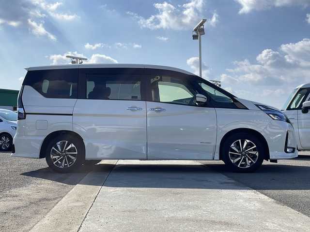 日産 セレナ ハイウェイスター V 徳島県 2022(令4)年 4.5万km ブリリアントホワイトパール 純正10型ナビ　MM521D-L/（BT/フルセグ/DISC/ラジオ）/プロパイロット/アラウンドビューカメラ/両側電動スライドドア/オートブレーキホールド/自動パーキングブレーキ/サンシェード/前後コーナーセンサー/LEDヘッドライト/アイドリングストップ/プッシュスタート/スマートキー/純正フロアマット/フォグライト/ドアバイザー/純正16インチアルミホイール