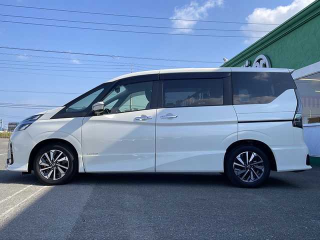 日産 セレナ ハイウェイスター V 徳島県 2022(令4)年 4.5万km ブリリアントホワイトパール 純正10型ナビ　MM521D-L/（BT/フルセグ/DISC/ラジオ）/プロパイロット/アラウンドビューカメラ/両側電動スライドドア/オートブレーキホールド/自動パーキングブレーキ/サンシェード/前後コーナーセンサー/LEDヘッドライト/アイドリングストップ/プッシュスタート/スマートキー/純正フロアマット/フォグライト/ドアバイザー/純正16インチアルミホイール