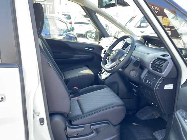 日産 セレナ ハイウェイスター V 徳島県 2022(令4)年 4.5万km ブリリアントホワイトパール 純正10型ナビ　MM521D-L/（BT/フルセグ/DISC/ラジオ）/プロパイロット/アラウンドビューカメラ/両側電動スライドドア/オートブレーキホールド/自動パーキングブレーキ/サンシェード/前後コーナーセンサー/LEDヘッドライト/アイドリングストップ/プッシュスタート/スマートキー/純正フロアマット/フォグライト/ドアバイザー/純正16インチアルミホイール