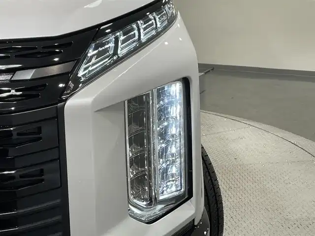 三菱 デリカＤ：５ シャモニー 愛知県 2025(令7)年 0.1千km ホワイトダイヤモンド 登録済未使用車/純正１１インチナビ/アラウンドビューモニター/両側パワースライドドア/レーダークルーズコントロール/衝突軽減ブレーキ/ブラインドスポットモニター/車線逸脱警報/パワーバックドア/パドルシフト/電動パーキングブレーキ/ブレーキホールド/ハーフレザー/パワーシート/シートヒーター/ハンドルヒーター/AV100Vコンセント/アクセサリーソケット/USB＆HDMI入力端子/アイドリングストップ/ＬＥＤヘッドライト/純正18インチアルミホイール