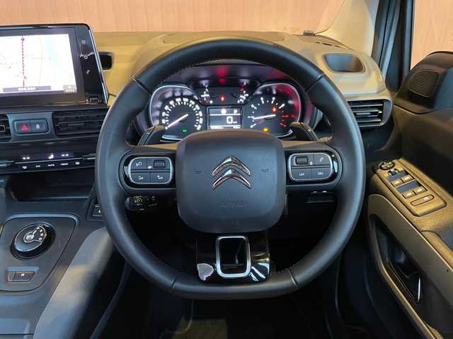 シトロエン ベルランゴ シャイン 愛知県 2020(令2)年 4.4万km サーブル 純正ナビ/フルセグTV/ディスプレイオーディオ/360度カメラ/AppleCarPlay/ガラスルーフ/サンブラインド/アクティブクルーズコントロール/ブラインドスポットアシスト/レーンキープアシスト/純正16インチアルミ