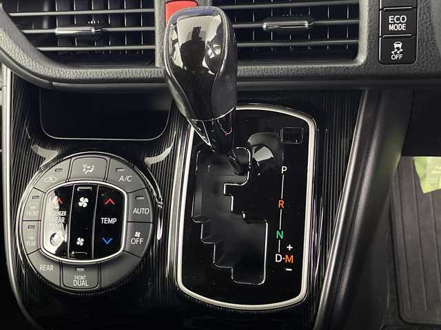 トヨタ エスクァイア Gi プレミアムパッケージ ブラックテーラード 埼玉県 2019(令1)年 5.6万km ホワイトパールクリスタルシャイン 純正ナビ　/バックカメラ　/ＥＴＣ２．０　/コーナーセンサー　/衝突軽減ブレーキ　/レーンキープアシスト　/前席シートヒーター　/ステアリングヒーター　/両側電動スライドドア　/ＷＡＣ　/ドアバイザー　/ＬＥＤヘッドライト/フォグランプ/革巻きハンドル/純正フロアマット