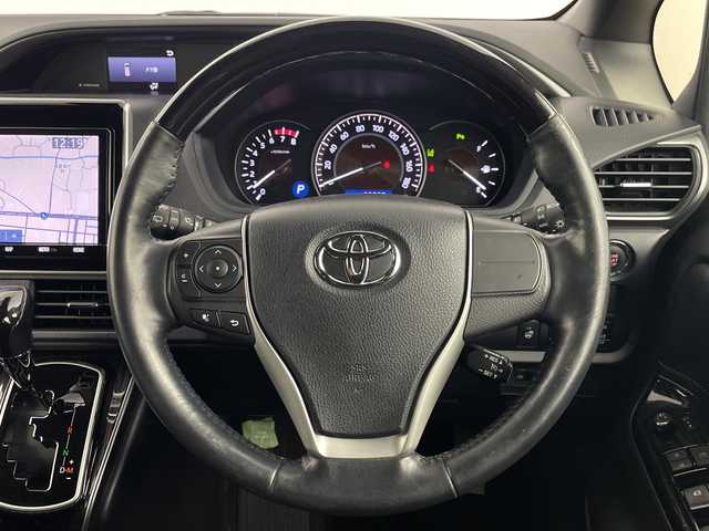 トヨタ エスクァイア Gi プレミアムパッケージ ブラックテーラード 埼玉県 2019(令1)年 5.6万km ホワイトパールクリスタルシャイン 純正ナビ　/バックカメラ　/ＥＴＣ２．０　/コーナーセンサー　/衝突軽減ブレーキ　/レーンキープアシスト　/前席シートヒーター　/ステアリングヒーター　/両側電動スライドドア　/ＷＡＣ　/ドアバイザー　/ＬＥＤヘッドライト/フォグランプ/革巻きハンドル/純正フロアマット