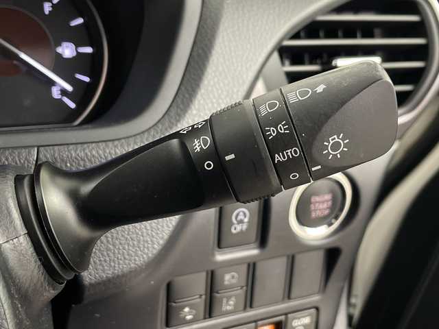 トヨタ エスクァイア Gi プレミアムパッケージ ブラックテーラード 埼玉県 2019(令1)年 5.6万km ホワイトパールクリスタルシャイン 純正ナビ　/バックカメラ　/ＥＴＣ２．０　/コーナーセンサー　/衝突軽減ブレーキ　/レーンキープアシスト　/前席シートヒーター　/ステアリングヒーター　/両側電動スライドドア　/ＷＡＣ　/ドアバイザー　/ＬＥＤヘッドライト/フォグランプ/革巻きハンドル/純正フロアマット