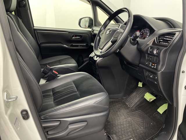 トヨタ エスクァイア Gi プレミアムパッケージ ブラックテーラード 埼玉県 2019(令1)年 5.6万km ホワイトパールクリスタルシャイン 純正ナビ　/バックカメラ　/ＥＴＣ２．０　/コーナーセンサー　/衝突軽減ブレーキ　/レーンキープアシスト　/前席シートヒーター　/ステアリングヒーター　/両側電動スライドドア　/ＷＡＣ　/ドアバイザー　/ＬＥＤヘッドライト/フォグランプ/革巻きハンドル/純正フロアマット