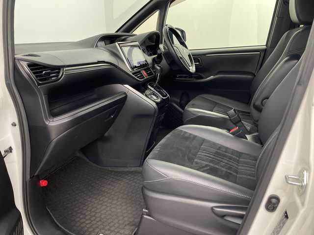 トヨタ エスクァイア Gi プレミアムパッケージ ブラックテーラード 埼玉県 2019(令1)年 5.6万km ホワイトパールクリスタルシャイン 純正ナビ　/バックカメラ　/ＥＴＣ２．０　/コーナーセンサー　/衝突軽減ブレーキ　/レーンキープアシスト　/前席シートヒーター　/ステアリングヒーター　/両側電動スライドドア　/ＷＡＣ　/ドアバイザー　/ＬＥＤヘッドライト/フォグランプ/革巻きハンドル/純正フロアマット