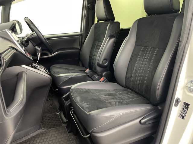 トヨタ エスクァイア Gi プレミアムパッケージ ブラックテーラード 埼玉県 2019(令1)年 5.6万km ホワイトパールクリスタルシャイン 純正ナビ　/バックカメラ　/ＥＴＣ２．０　/コーナーセンサー　/衝突軽減ブレーキ　/レーンキープアシスト　/前席シートヒーター　/ステアリングヒーター　/両側電動スライドドア　/ＷＡＣ　/ドアバイザー　/ＬＥＤヘッドライト/フォグランプ/革巻きハンドル/純正フロアマット