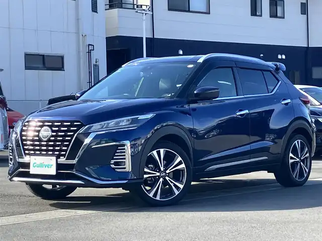 日産 キックス X 静岡県 2022(令4)年 4万km ダークブルー 純正9インチナビ（CD/DVD/BT/フルセグ）/全方位カメラ/プロパイロット/ETC/純正ドライブレコーダー/エンジンスタートボタン/パワーステアリング/パワーウィンドウ/アイドリングストップ/スマートキー/オートエアコン/レーダークルーズコントロール/USB入力端子/純正フロアマット/ハーフレザーシート/前席シートヒーター/ルーフレール/純正アルミホイール/ABS/横滑り防止装置/コーナーセンサー前後/レーンキープアシスト/オートライト/オートマチックハイビーム/LEDヘッドライト/Ｗ+サイドエアバッグ/衝突軽減システム/ＲＡＺＯペダル/ステアリングヒーター/サブウーファー/デジタルインナーミラー