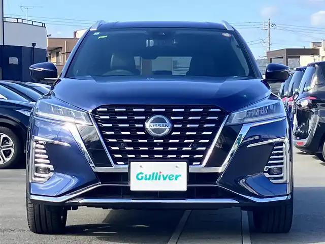 日産 キックス X 静岡県 2022(令4)年 4万km ダークブルー 純正9インチナビ（CD/DVD/BT/フルセグ）/全方位カメラ/プロパイロット/ETC/純正ドライブレコーダー/エンジンスタートボタン/パワーステアリング/パワーウィンドウ/アイドリングストップ/スマートキー/オートエアコン/レーダークルーズコントロール/USB入力端子/純正フロアマット/ハーフレザーシート/前席シートヒーター/ルーフレール/純正アルミホイール/ABS/横滑り防止装置/コーナーセンサー前後/レーンキープアシスト/オートライト/オートマチックハイビーム/LEDヘッドライト/Ｗ+サイドエアバッグ/衝突軽減システム/ＲＡＺＯペダル/ステアリングヒーター/サブウーファー/デジタルインナーミラー